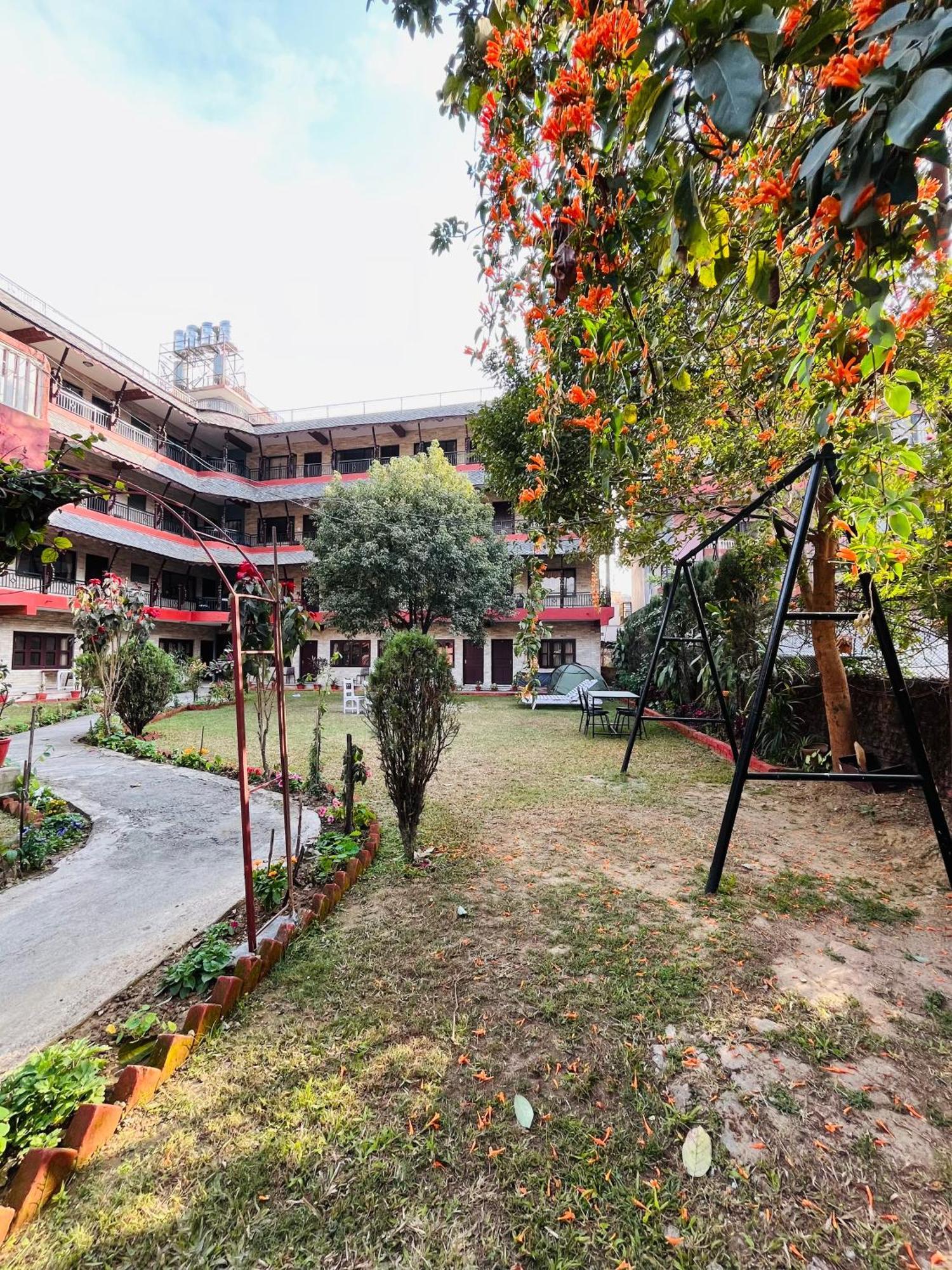 Butterfly Lodge Pokhara Exteriör bild