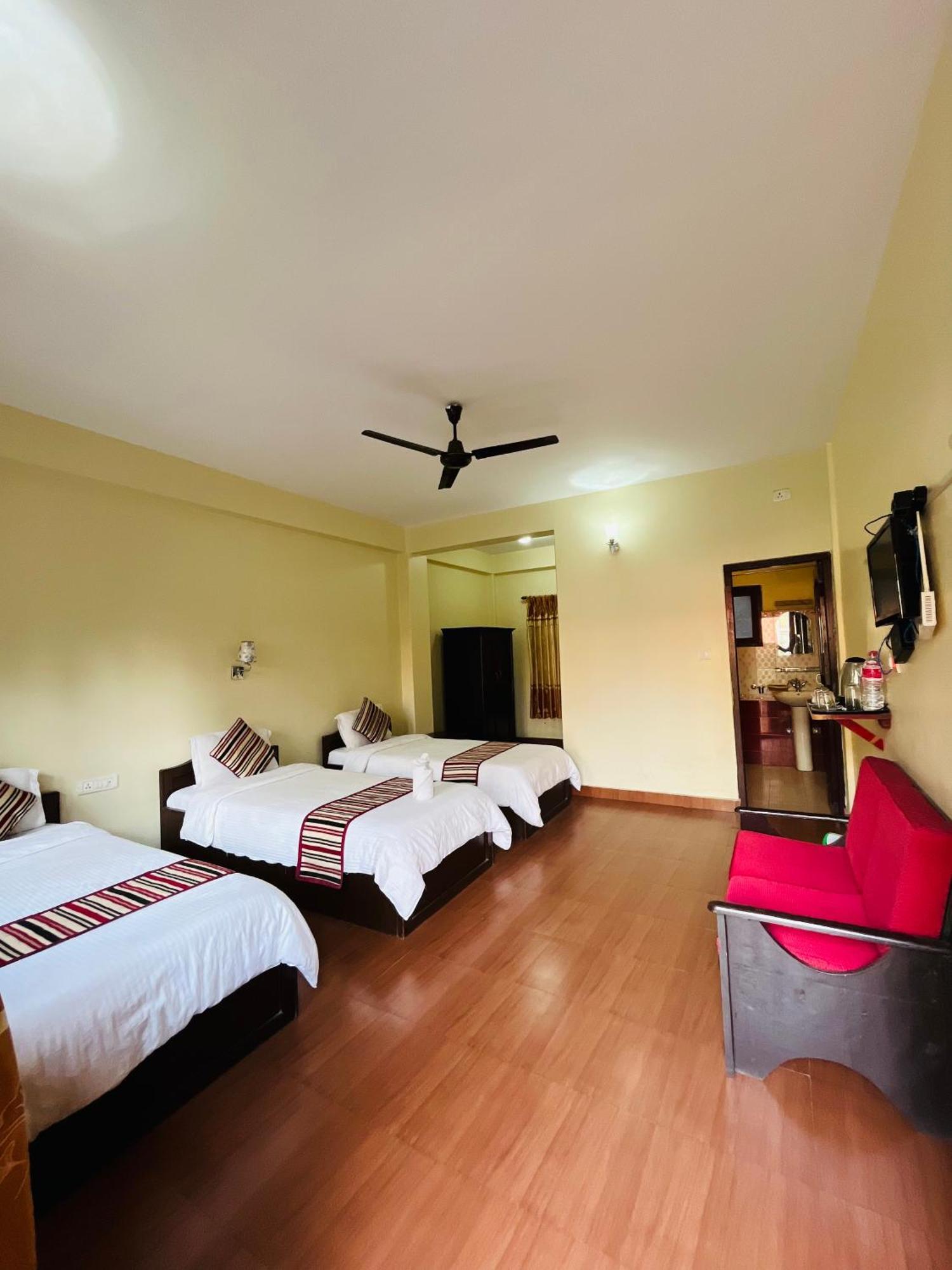 Butterfly Lodge Pokhara Exteriör bild